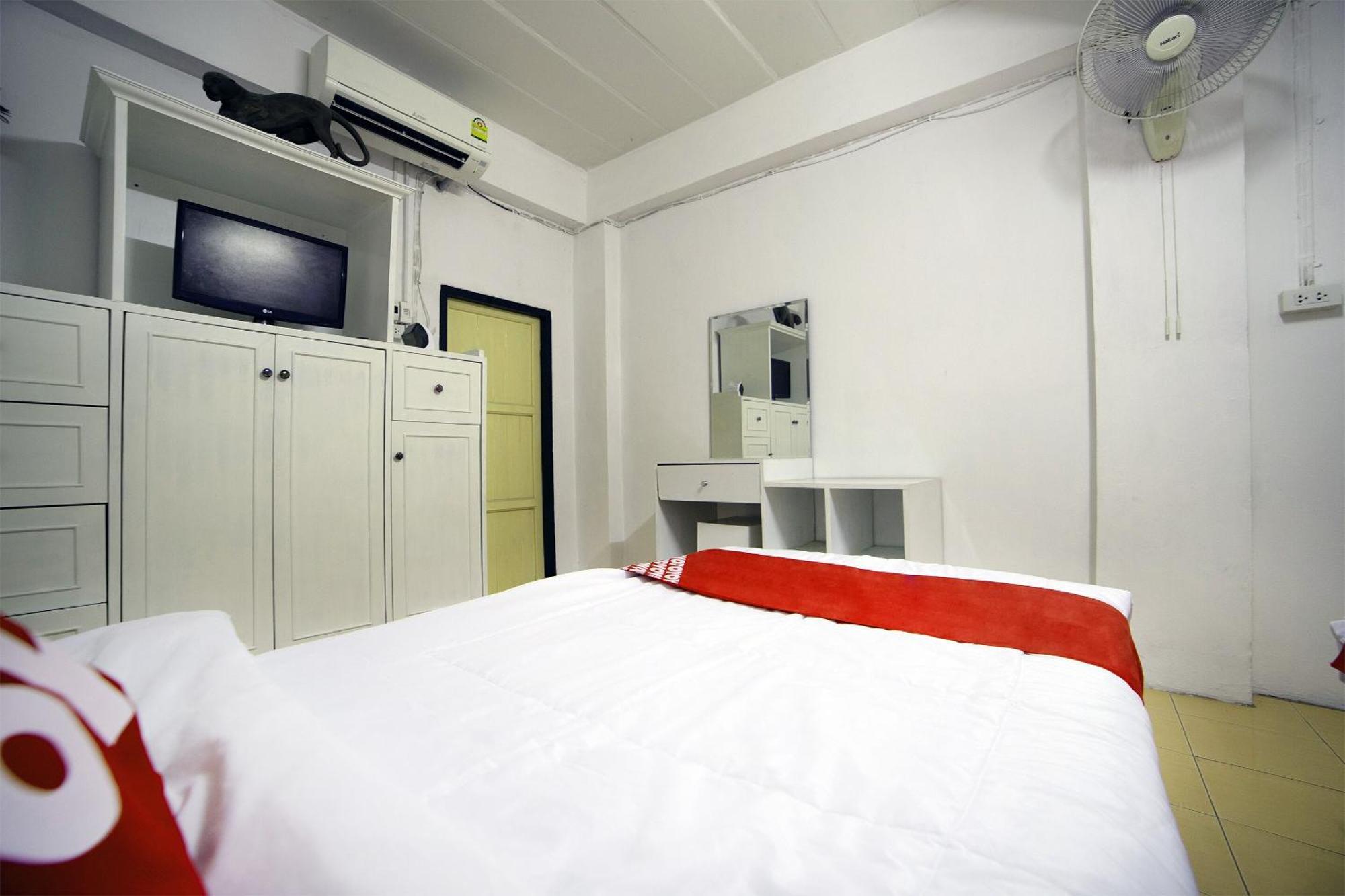 Oyo 560 Chang Hostel Suvarnabhumi Bangkok Exteriör bild